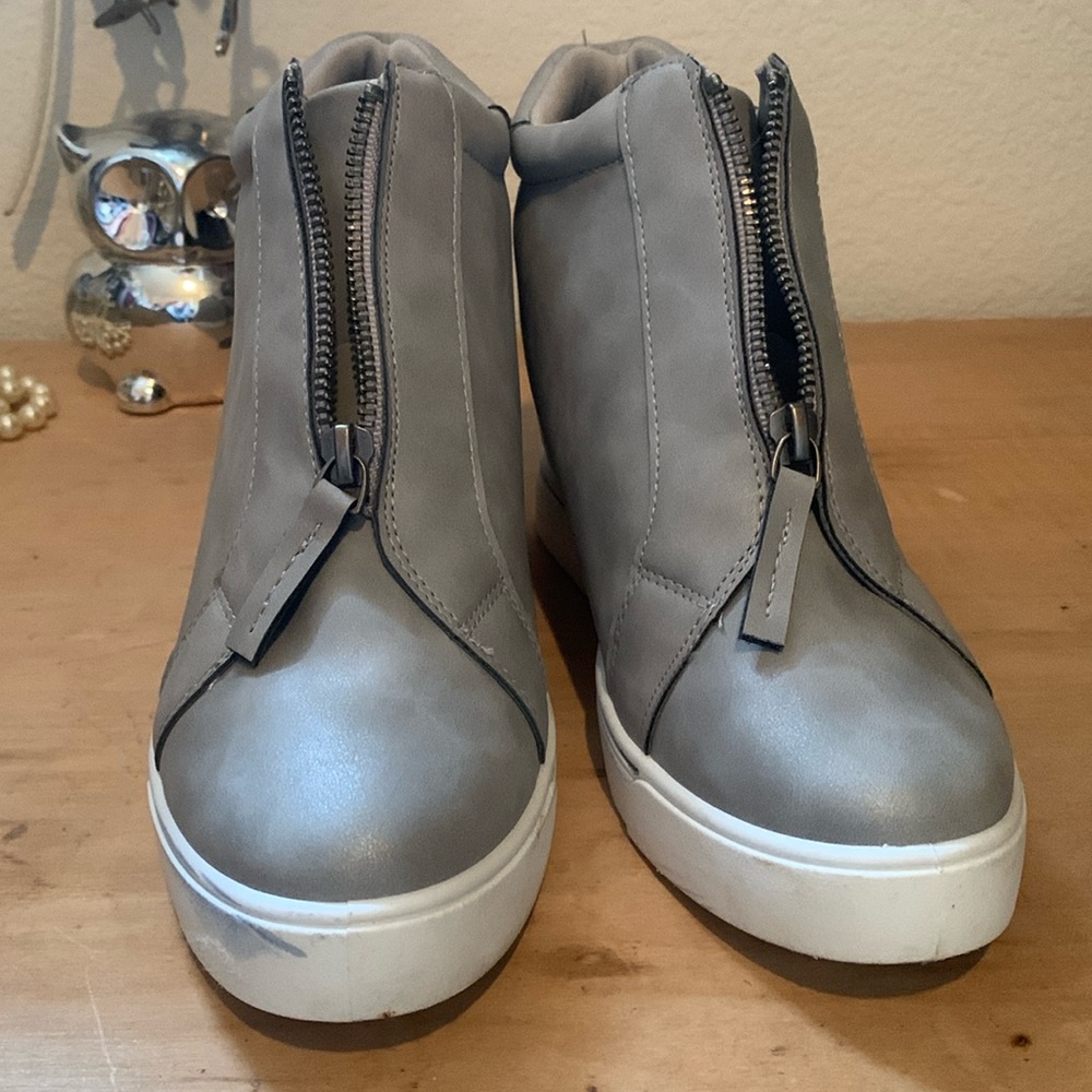 Comfy grey wedge shoes